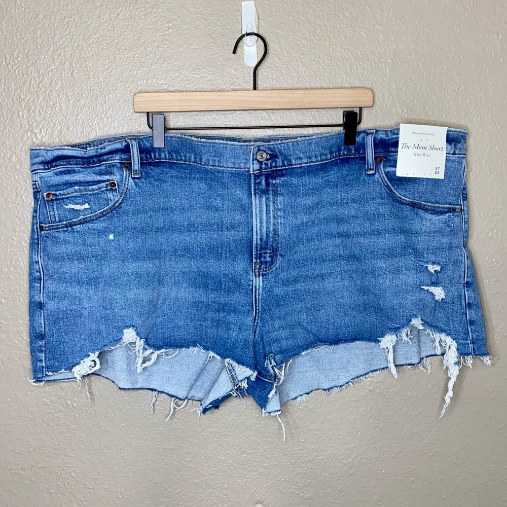 NWT Abercrombie & Fitch The Mom Short Mid Rise Size 37/24 Distressed Denim